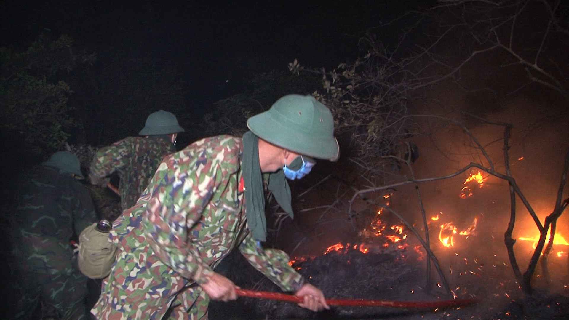 Trắng đêm dập lửa cứu rừng